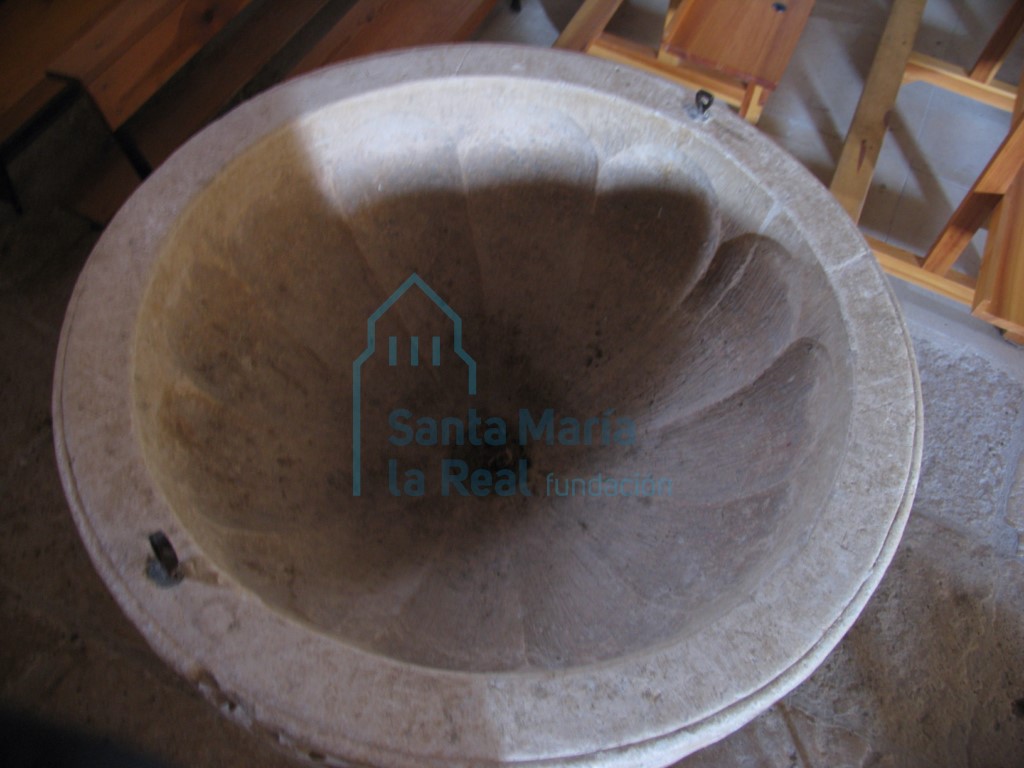 Detalle de la pila bautismal