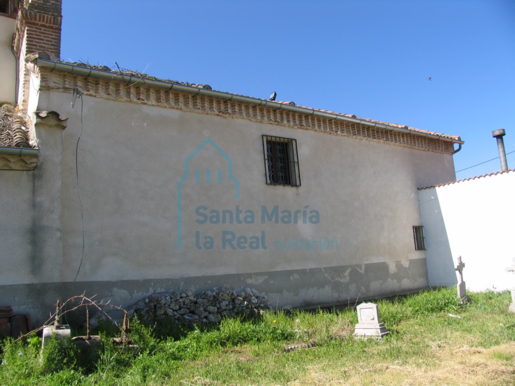 Vista exterior del muro norte de la nave