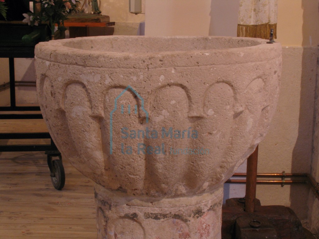 Detalle del vaso de la pila bautismal decorado con gallones restos bajo teoría de arquillos pinjantes