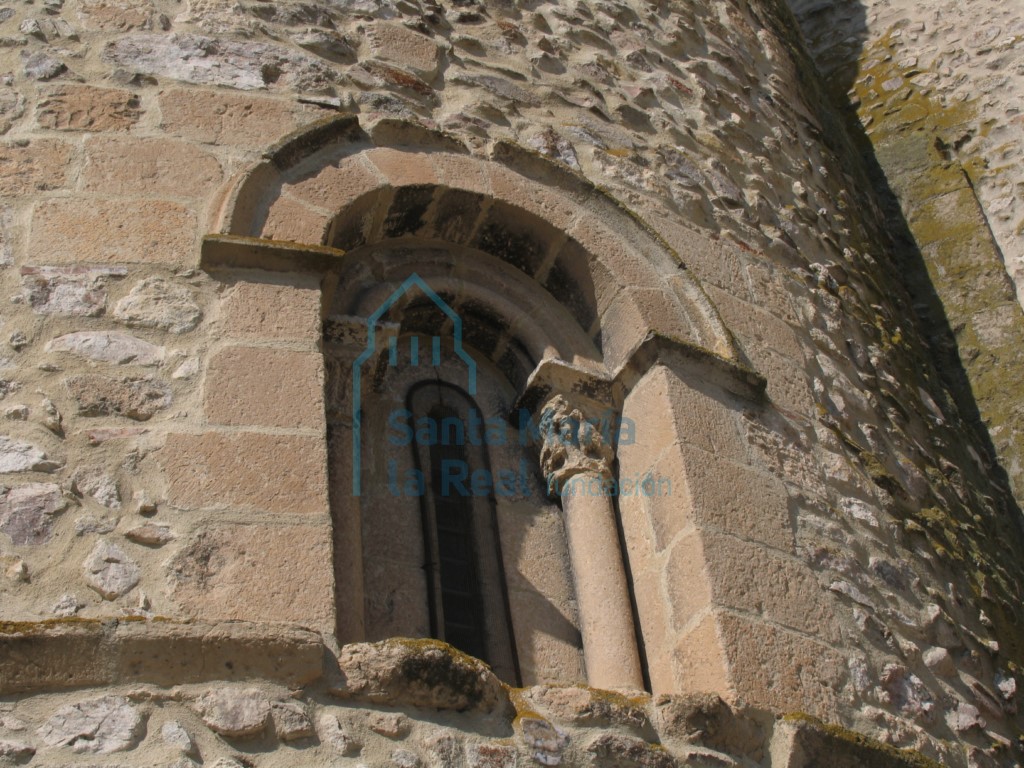 Ventana norte del ábside