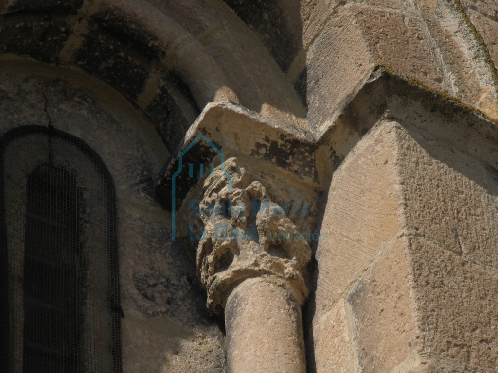 Detalle de la ventana norte del ábside
