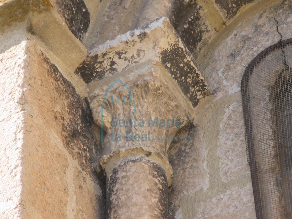Detalle de la ventana norte del ábside