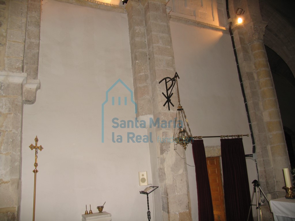 Interior de la cabecera, muro del presbiterio