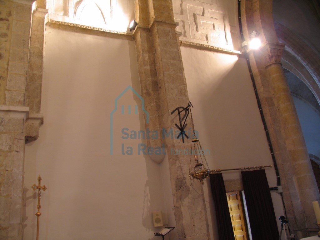 Interior de la cabecera, muro del presbiterio