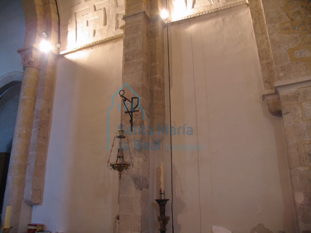 Interior de la cabecera, muro del presbiterio