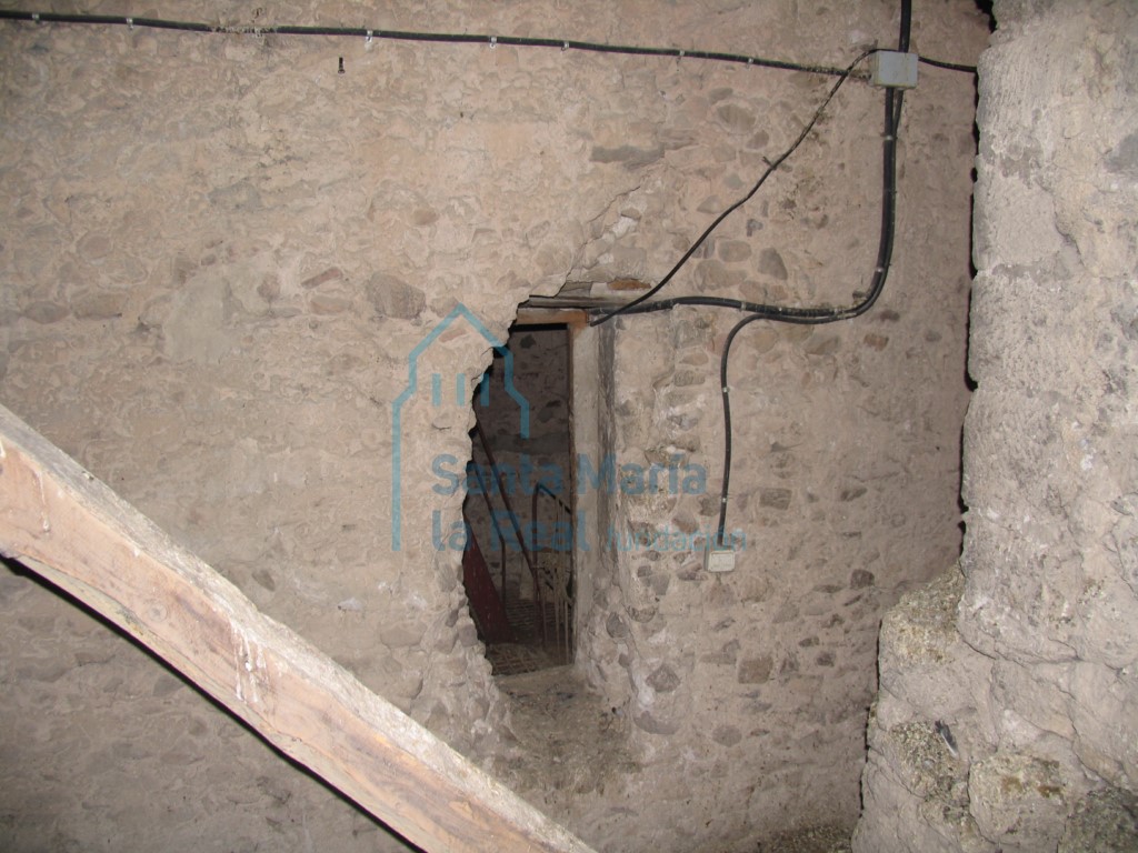 Huecos en el muro, en el interior de la techumbre