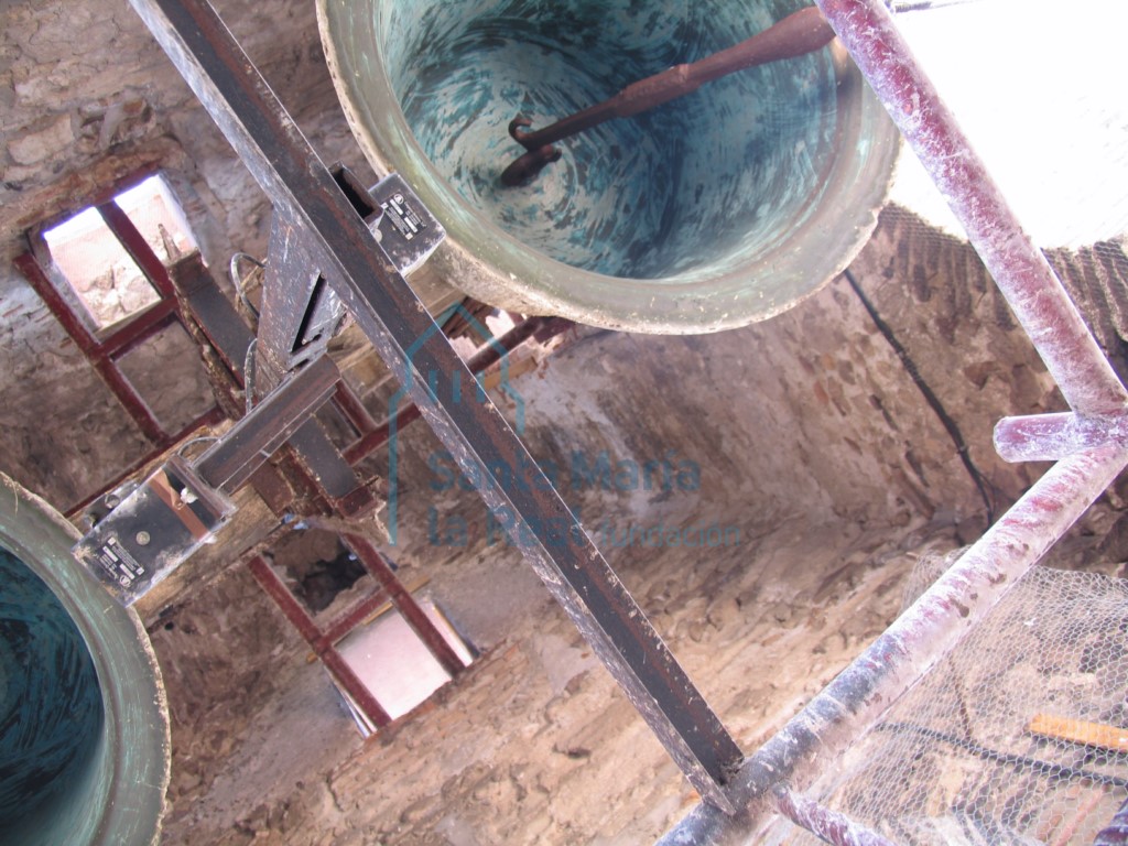 Vista del cuerpo de campanas desde el interior de la torre