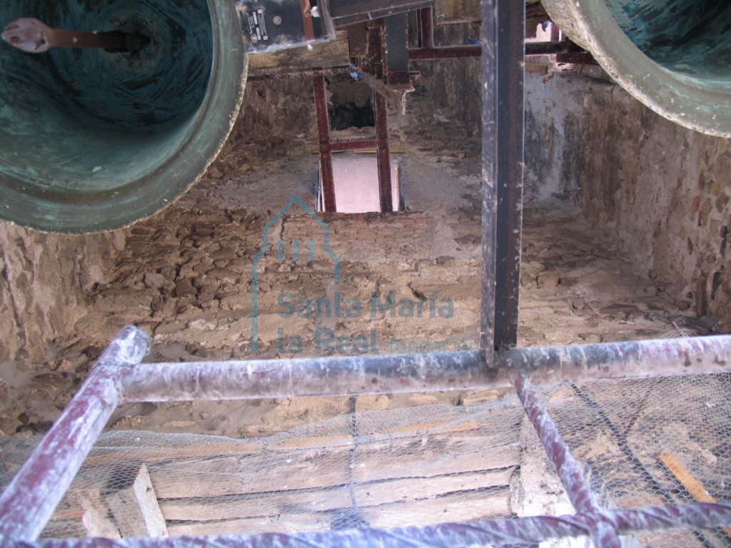 Vista del cuerpo de campanas desde el interior de la torre