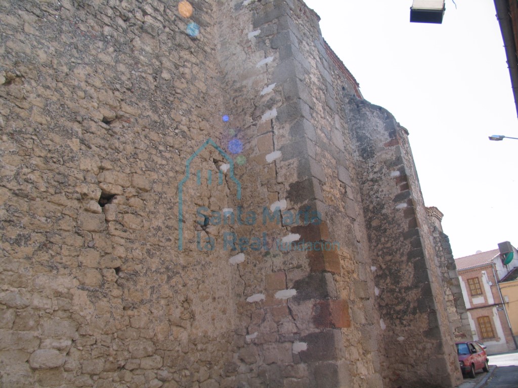 Fachada occidental, detalle del estado de los contarfuertes