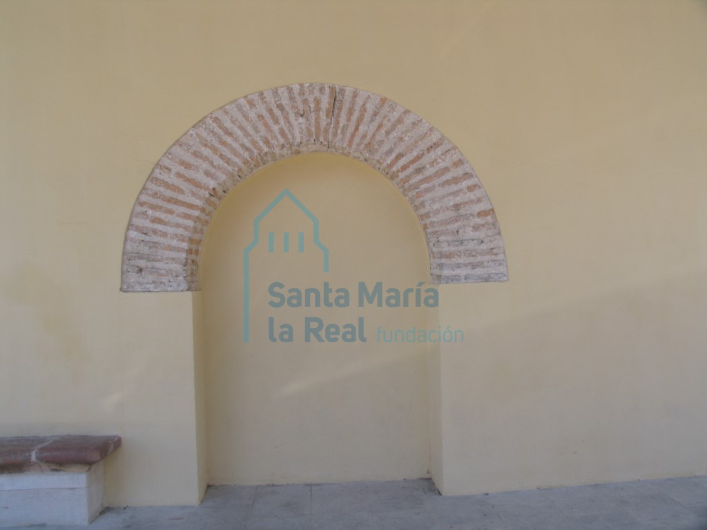 Portada cegada, en la fachada meridional