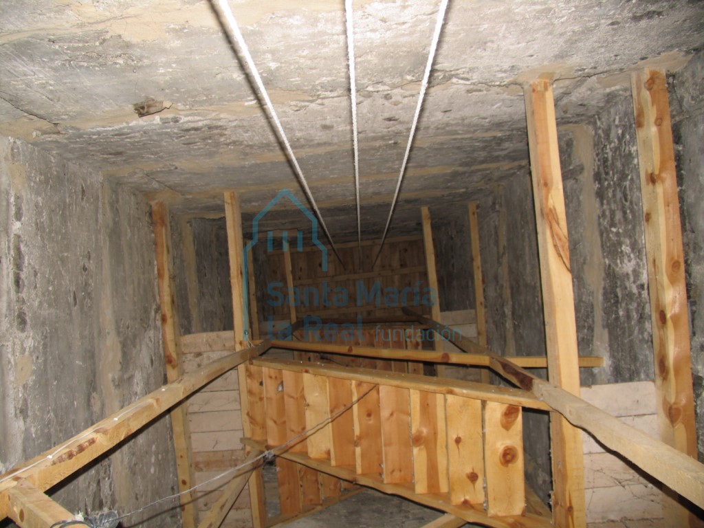 Escalera en el interior de la torre