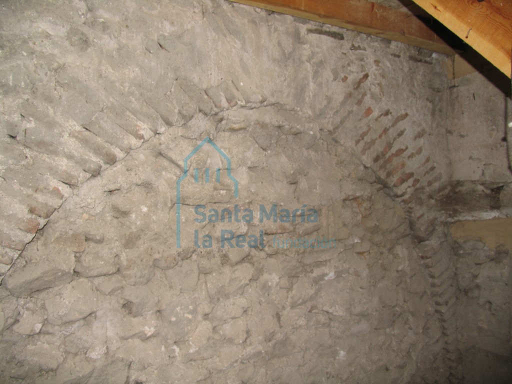 Arco cegado en el interior de la torre