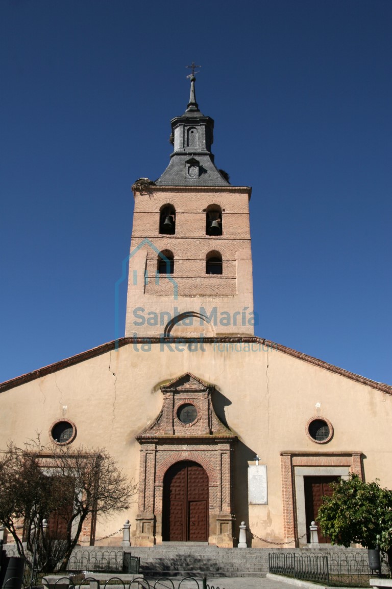 Fachada este