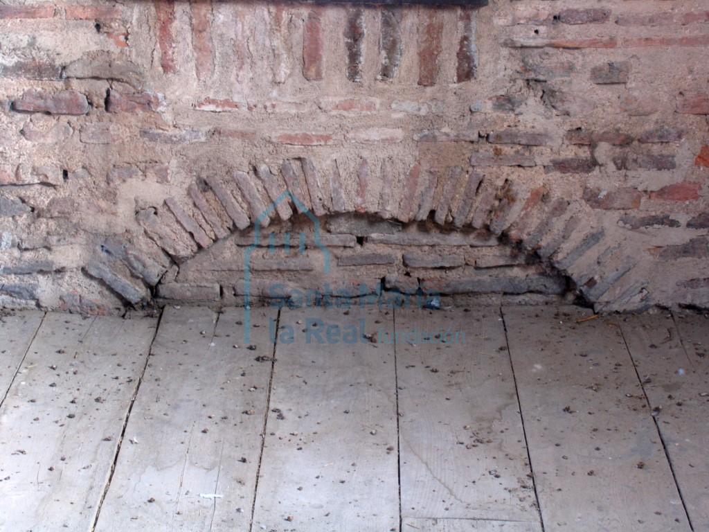 Restos de primitiva tronera de la torre Restos de primitiva tronera de la torre