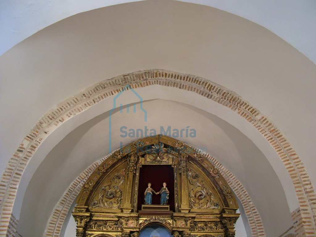 Bóveda de cañón y arco triunfal de la cabecera