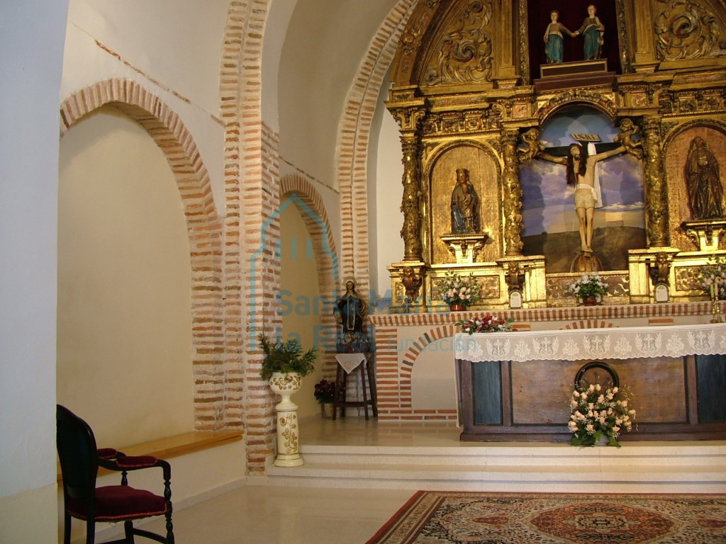 Arcos de ladrillo del muro septentrional de la cabecera