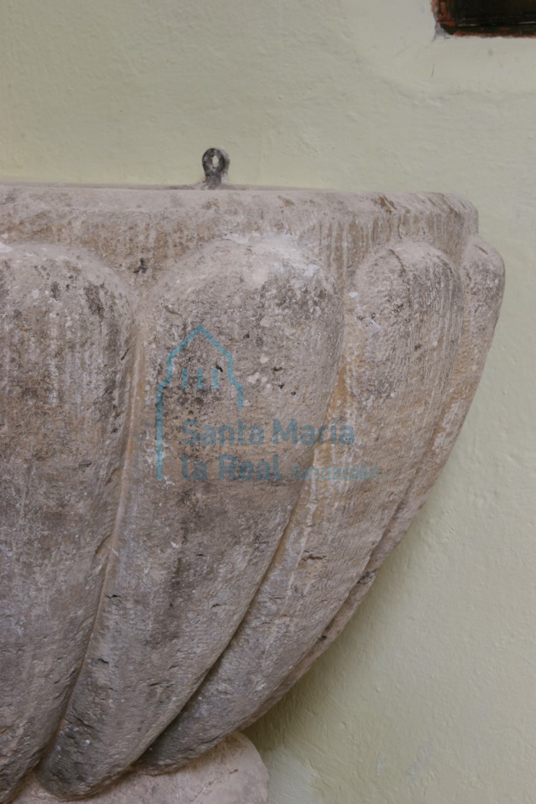 Detalle de la pila bautismal