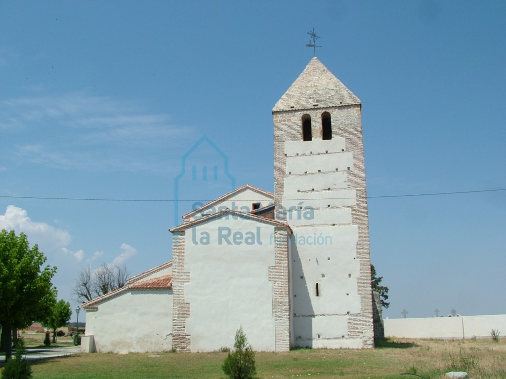 Exterior del ábside y de la torre
