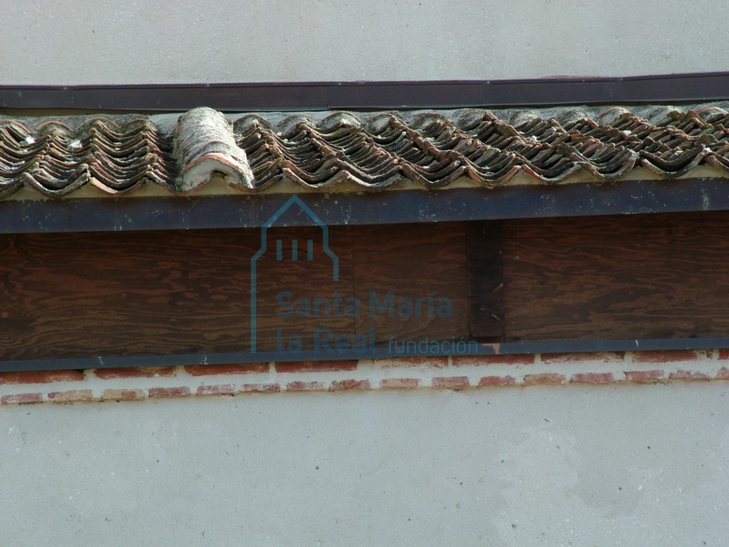 Detalle de la cornisa del muro norte