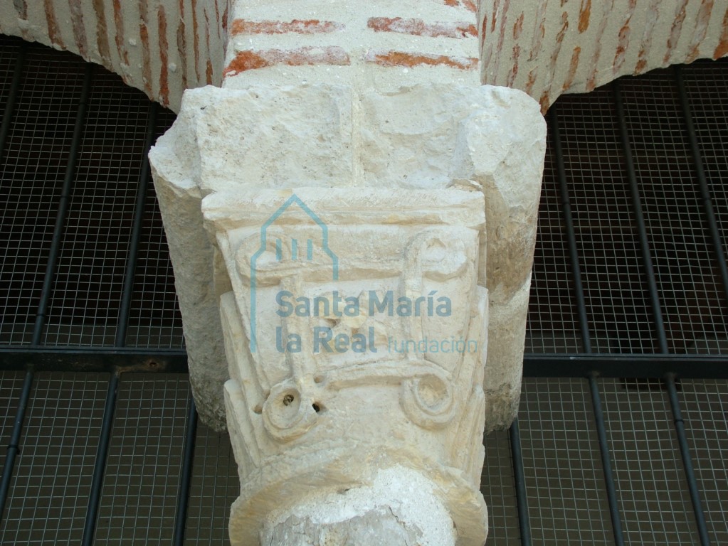 Capitel del pórtico