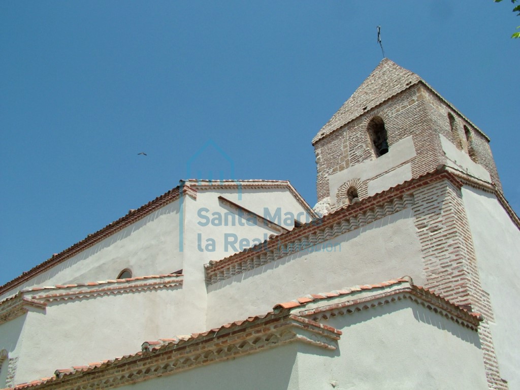 Vista de la cabecera y torre desde el sur