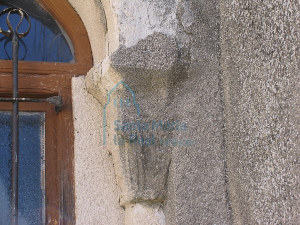 Capitel de la ventana de la fachada meridional