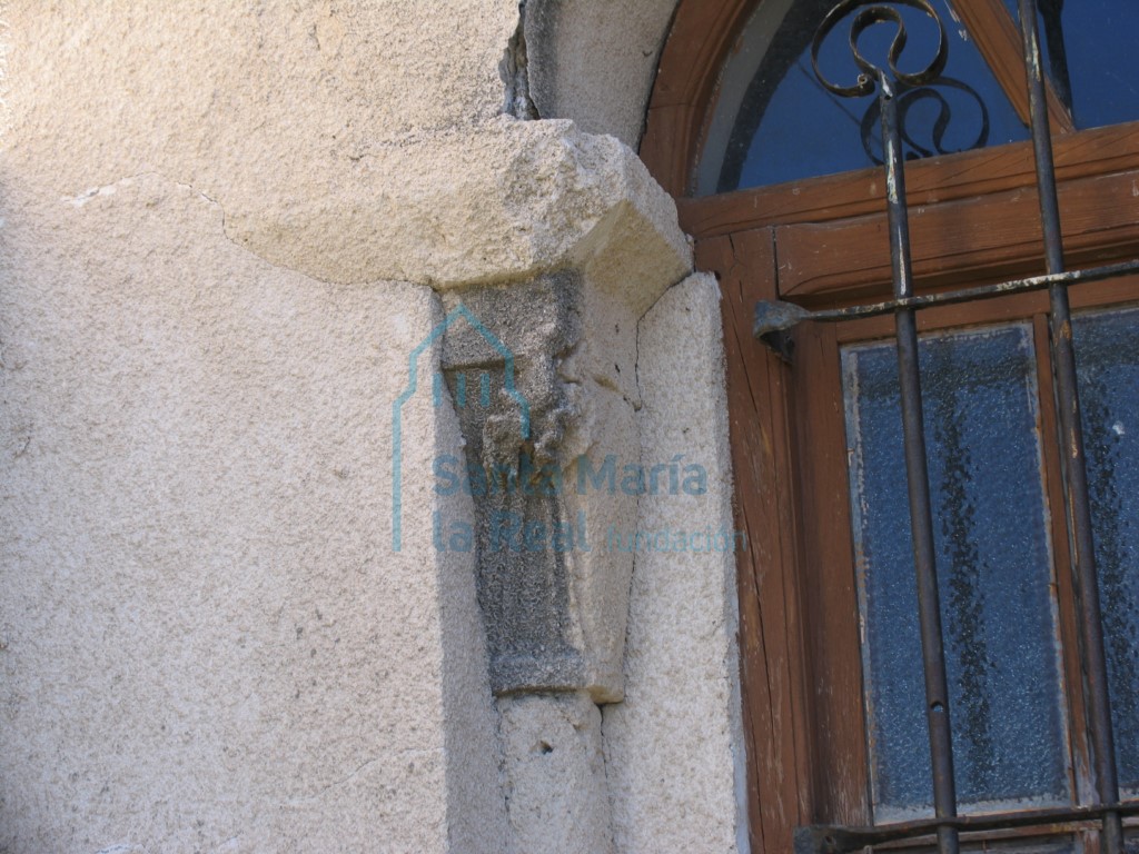 Capitel de la ventana de la fachada meridional