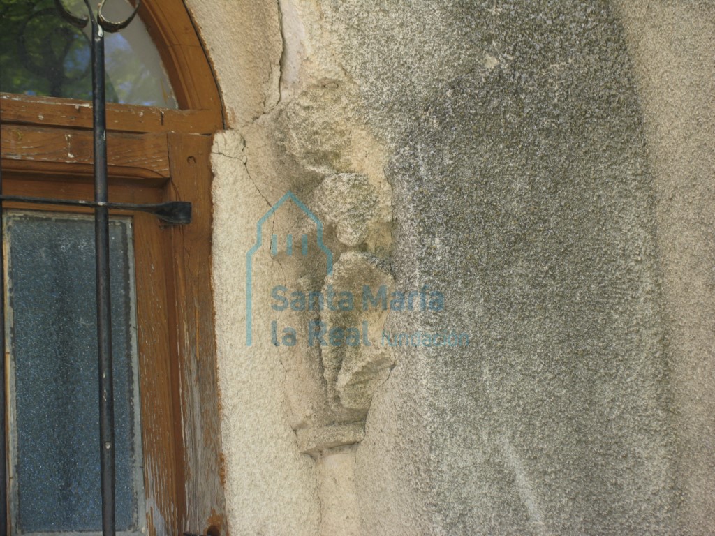 Capitel de la ventana de la fachada meridional