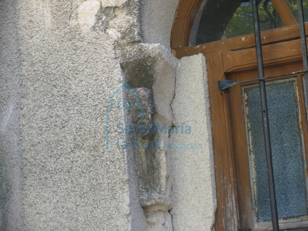 Capitel de la ventana de la fachada meridional
