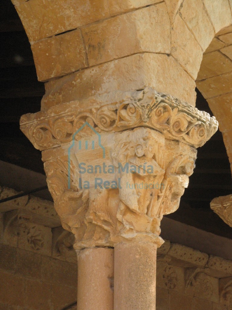 Capitel con dos parejas de demonios, del lado meridional del pórtico