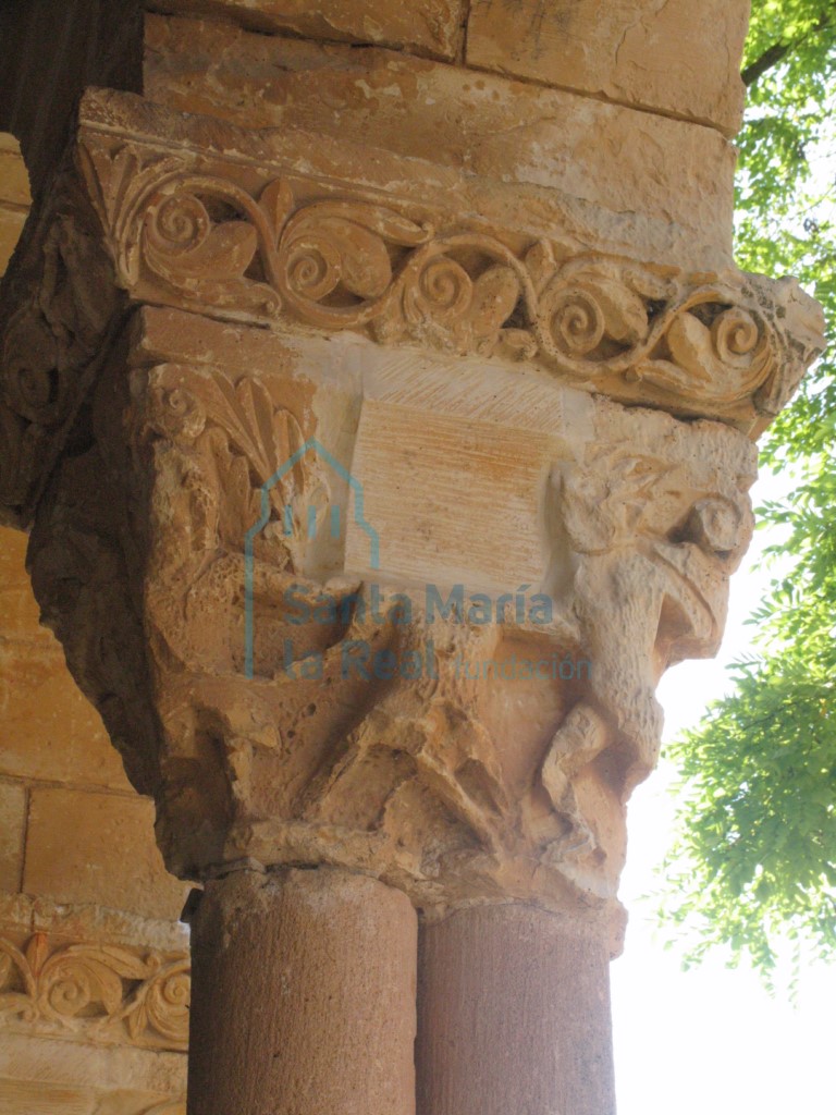 Capitel con dos parejas de demonios, del lado meridional del pórtico