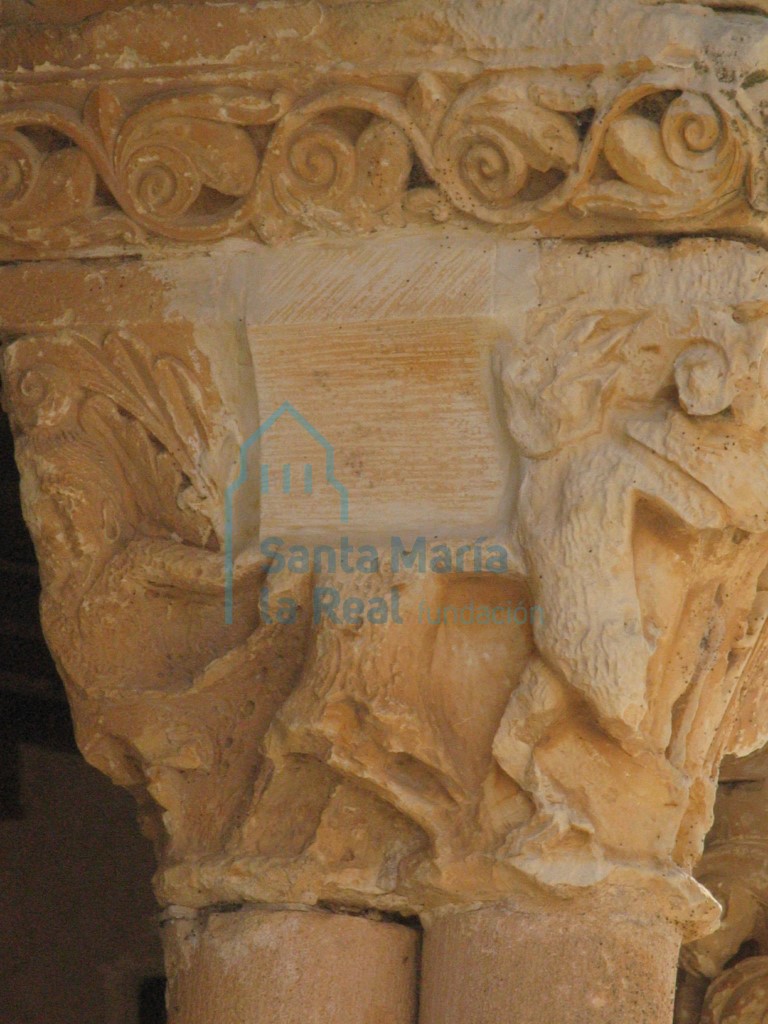 Detalle del capitel con dos parejas de demonios, en el lado meridional del pórtico Detalle del capitel con dos parejas de demonios, en el lado meridional del pórtico
