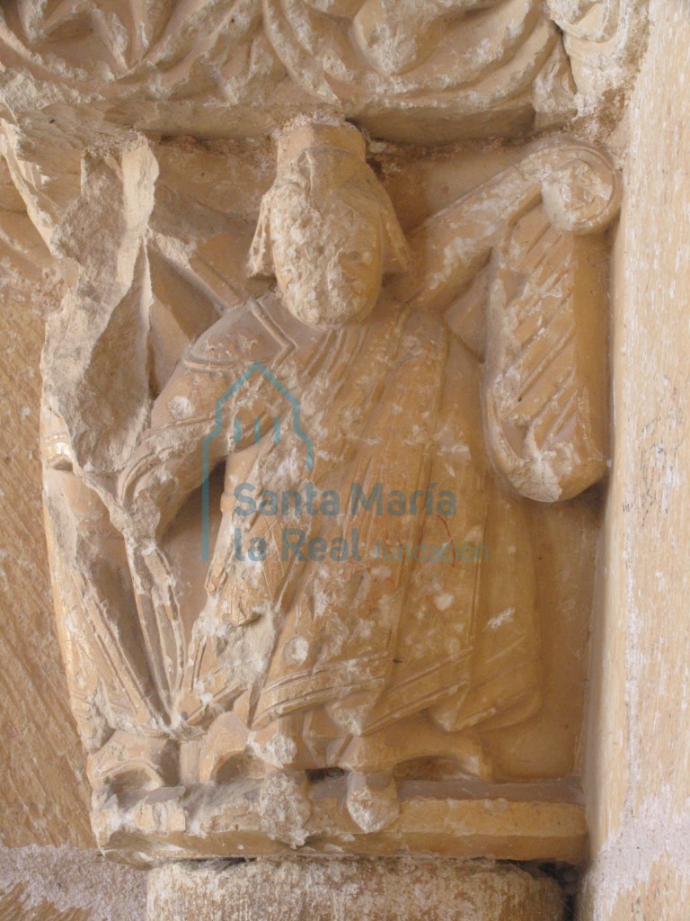 Detalle del capitel izquierdo de la portada, que representa la figura de un hombre