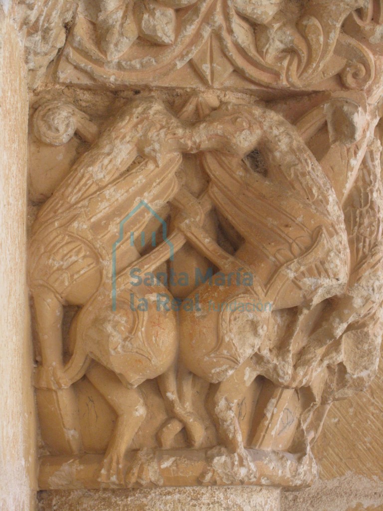 Capitel derecho de la portada meridional, que representa dos parejas de grifos rampantes