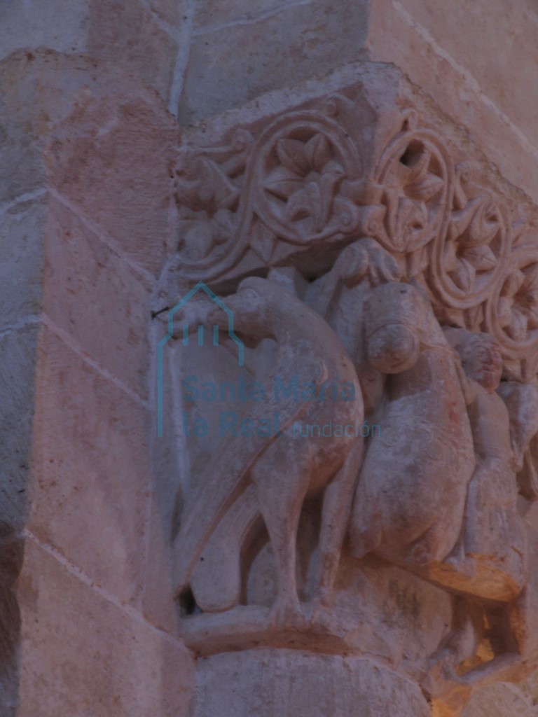 Capitel izquierdo del arco triunfal. Animal fantástico de grandes alas