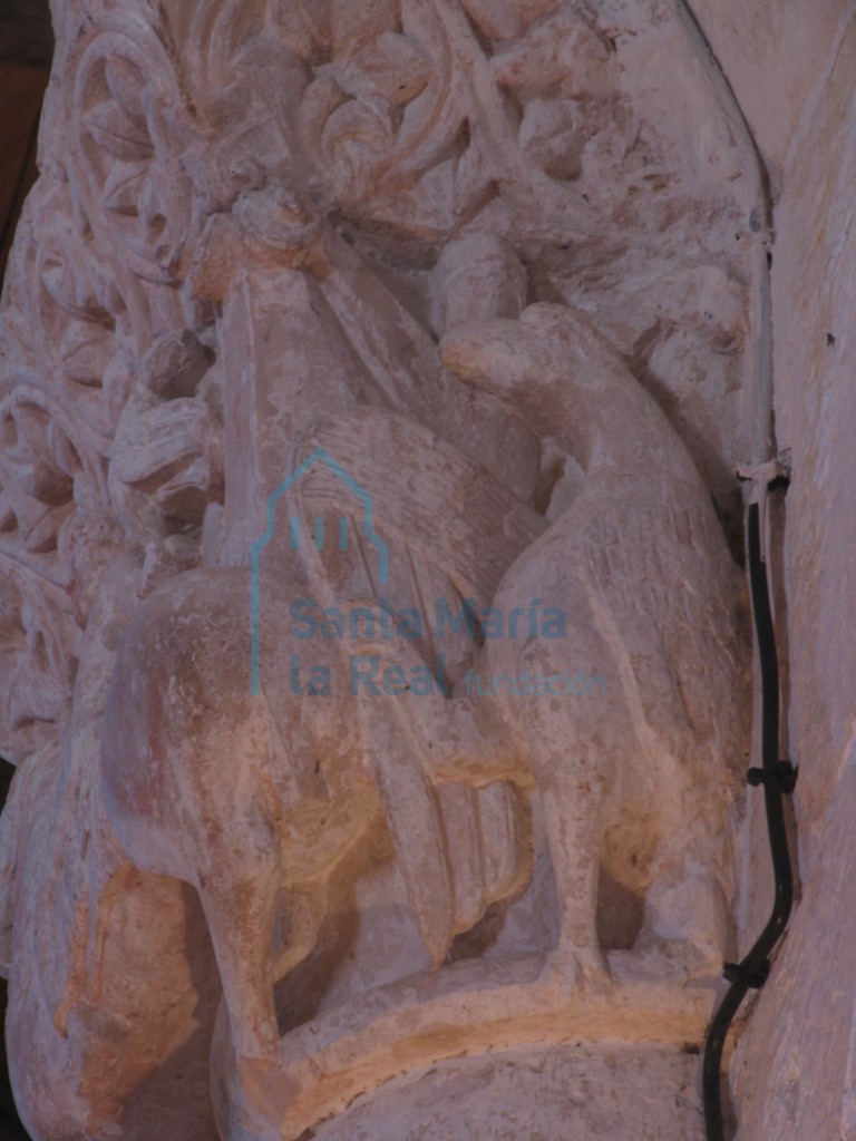 Capitel izquierdo del arco triunfal. Animal fantástico de grandes alas