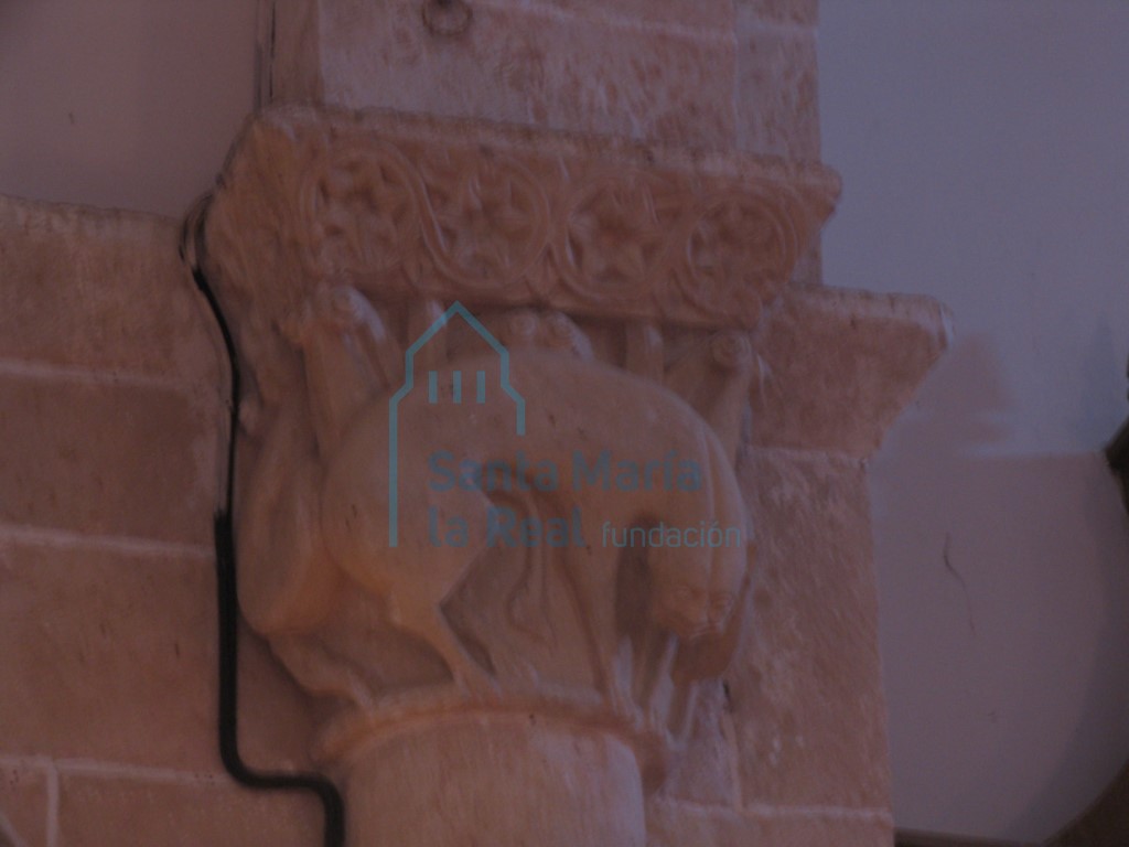 Capitel derecho del arco triunfal. Representa un león rodeado por dos serpientes
