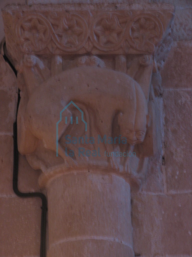 Capitel derecho del arco triunfal. Representa un león rodeado por dos serpientes