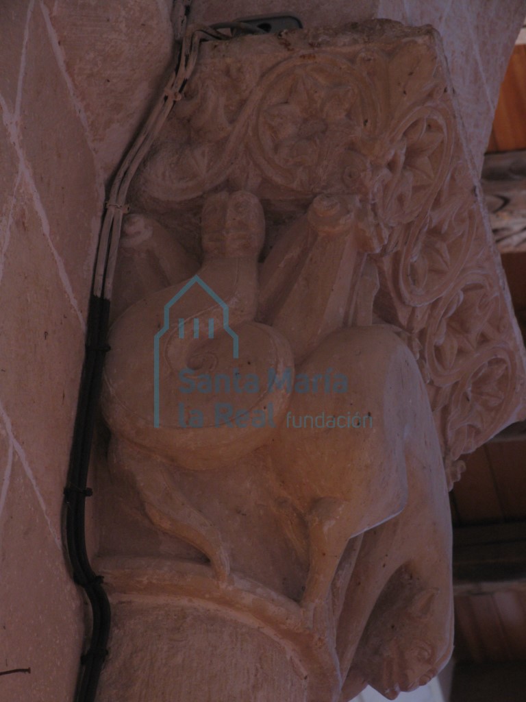 Capitel derecho del arco triunfal. Representa una de las serpientes Capitel derecho del arco triunfal. Representa una de las serpientes