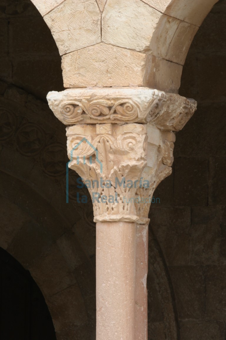 Capitel vegetal con motivos de hojas de acanto, en el lado meridional del pórtico