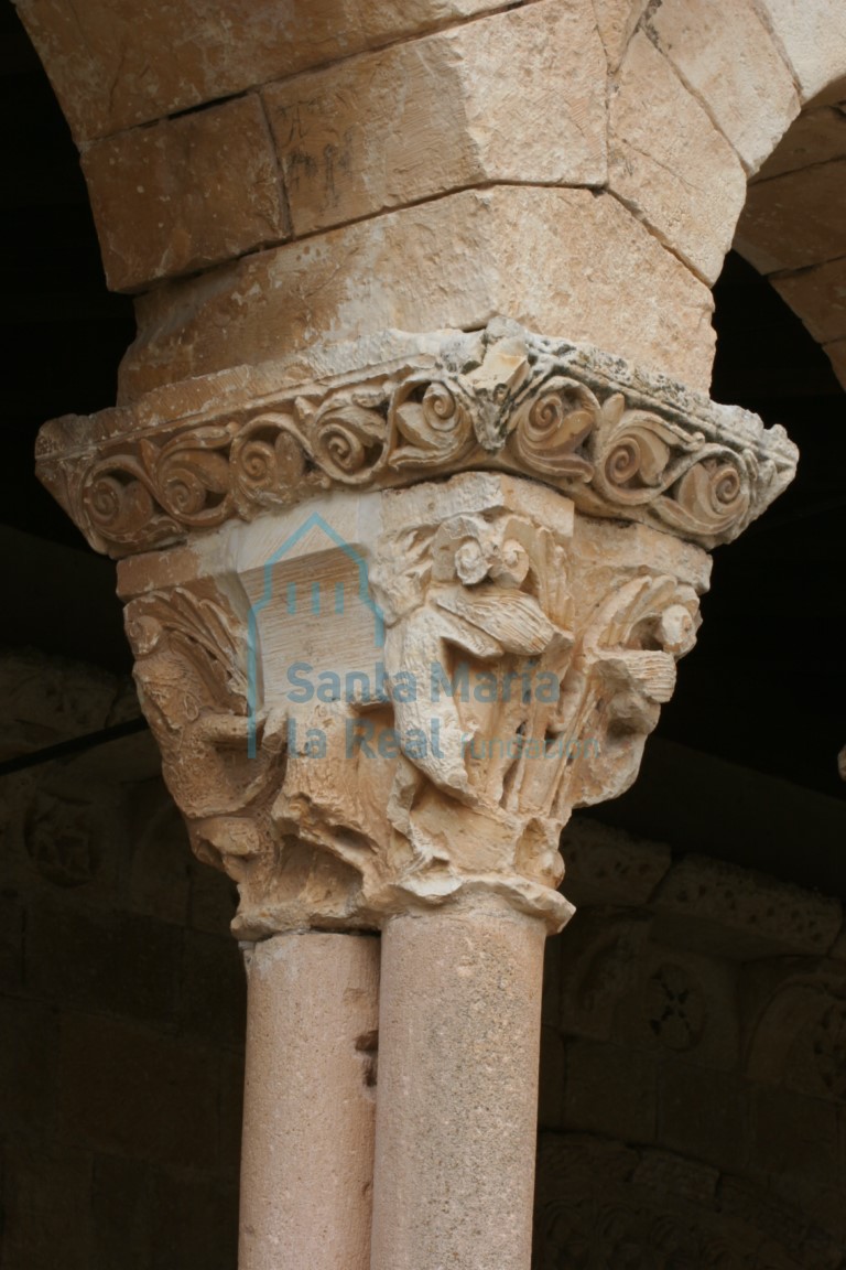 Capitel con dos parejas de demonios, del lado meridional del pórtico