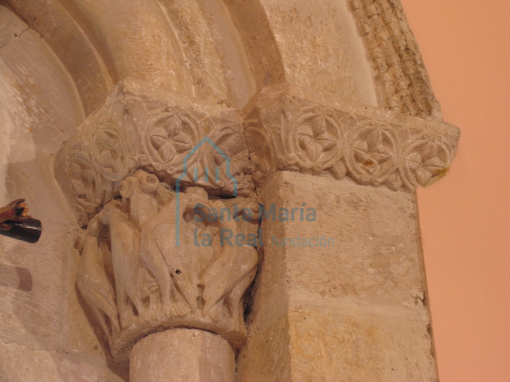 Capitel con cuatro aves, en la ventana del ábside