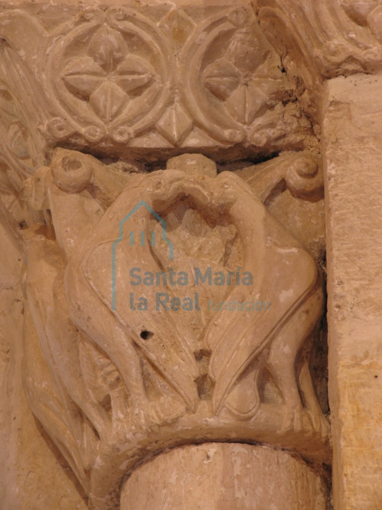 Capitel con cuatro aves, en la ventana del ábside