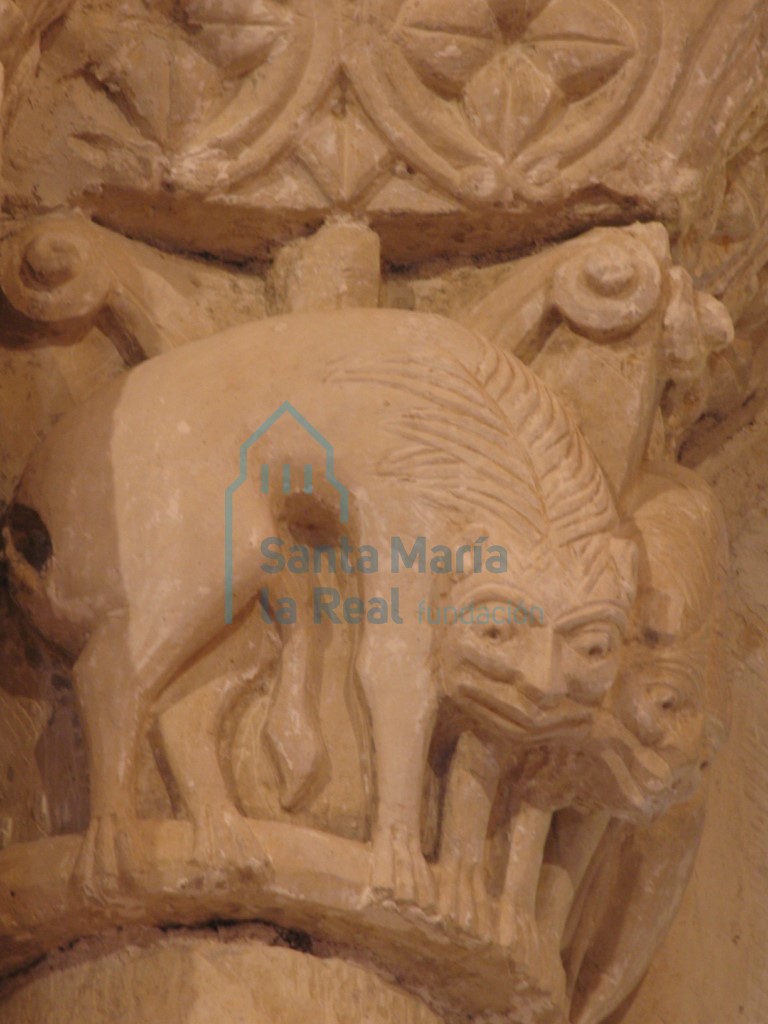 Capitel con dos leones enfrentados, en la ventana del ábside