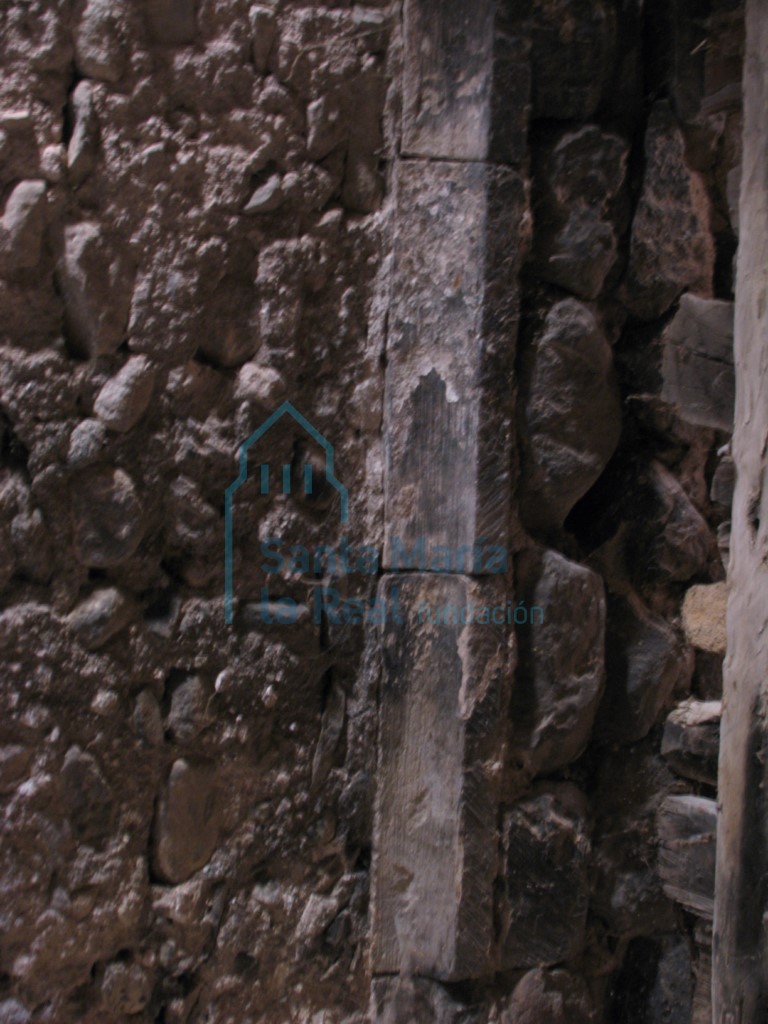 Detalle del muro del espacio ubicada en el lado septentrional de la iglesia