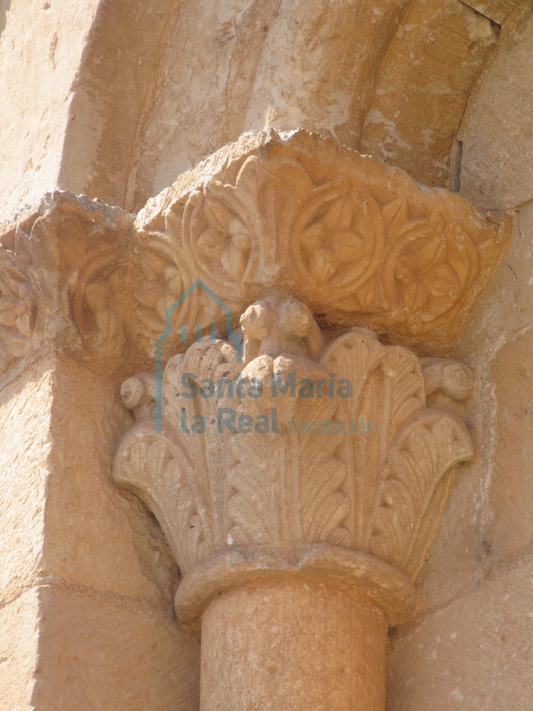 Capitel con hojas de acanto en la ventana del ábside