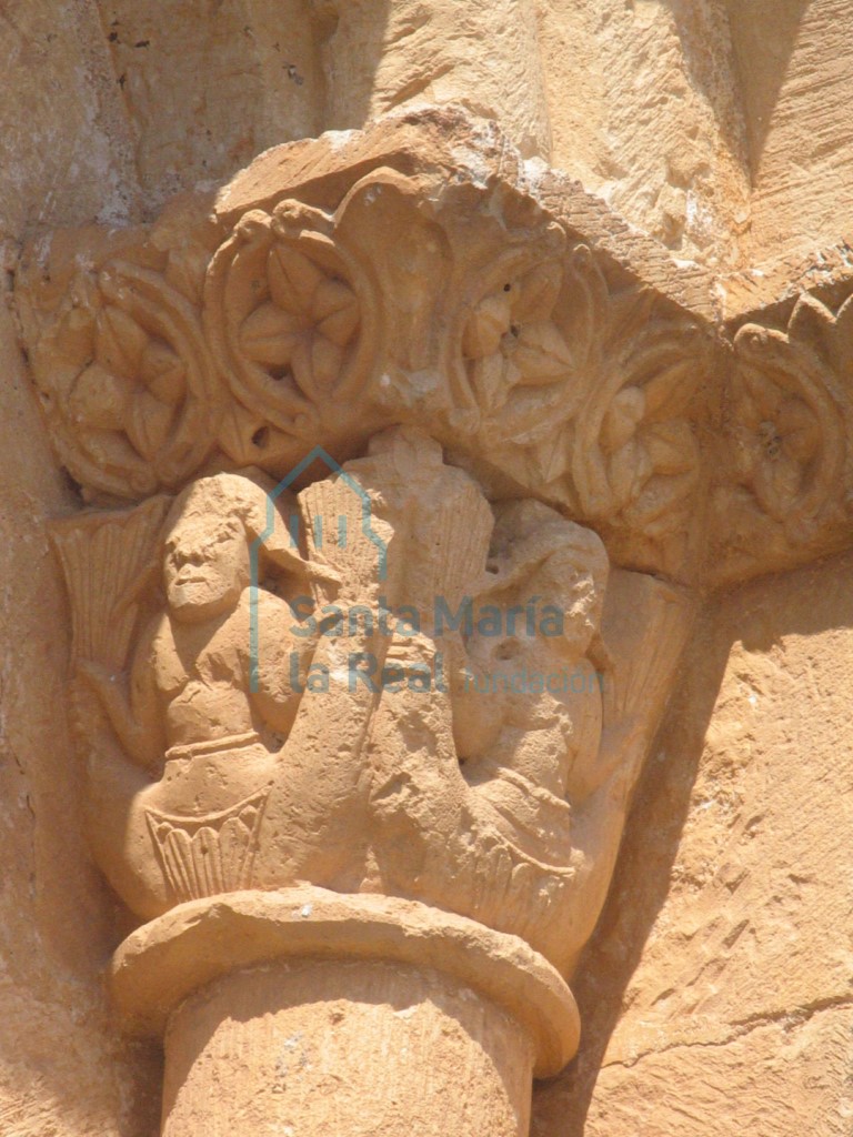 Capitel con dos sirenas de doble cola en la ventana del ábside