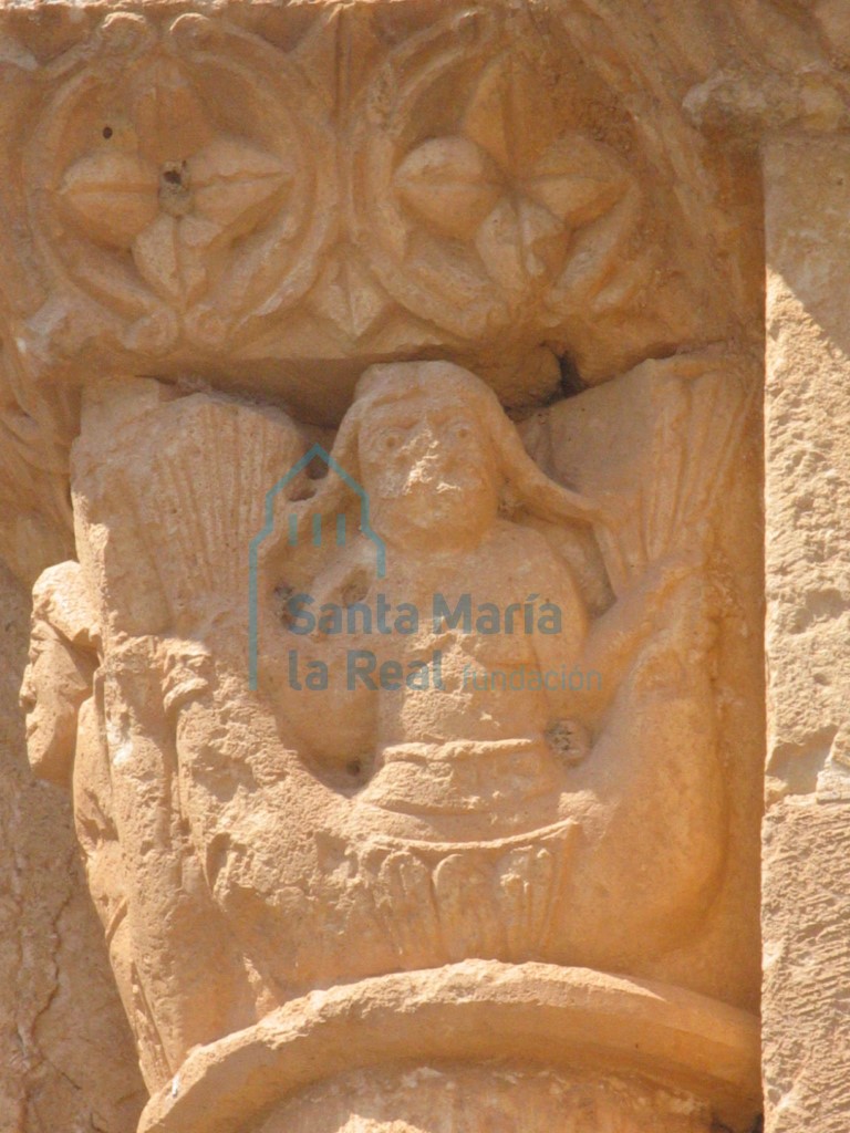 Capitel con dos sirenas de doble cola en la ventana del ábside