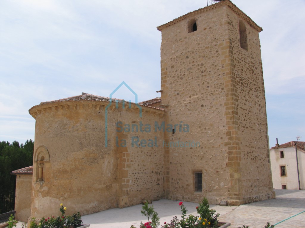 Exterior del ábside y la torre