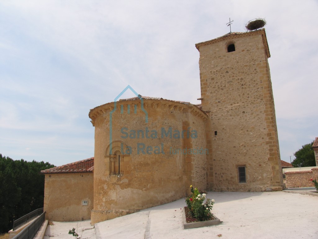 Vista del ábside y la torre desde el este